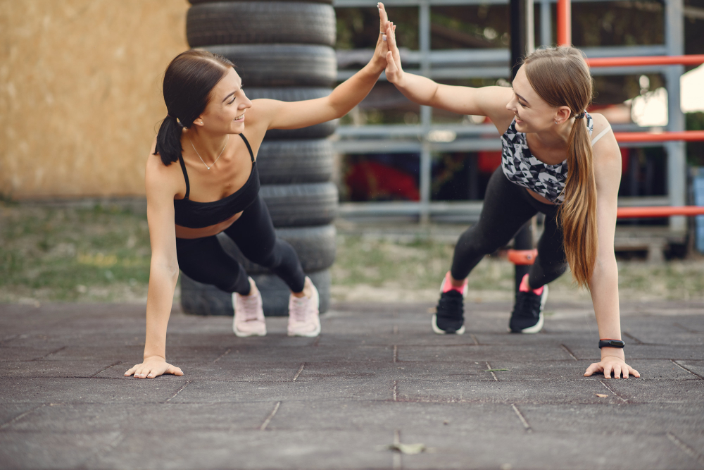 duas mulheres fazendo flexões