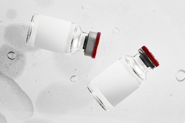 2 ampolas de ácido hialurônico sobre um fundo branco