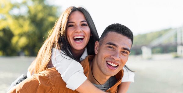 Casal sorridente e romântico passando um tempo na praia.
